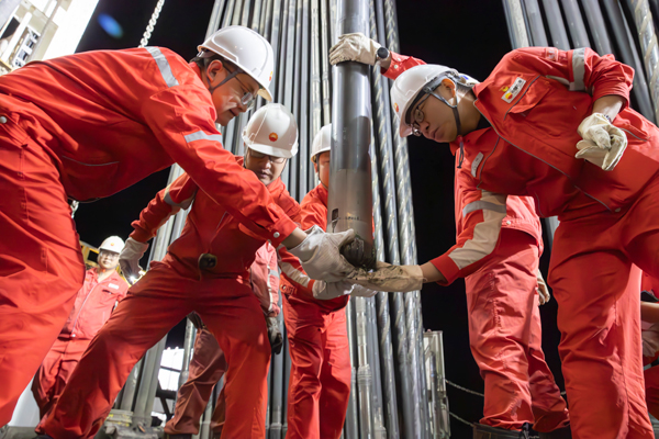 深地塔科1井作業(yè)人員從井底提出鉆頭。受訪者供圖