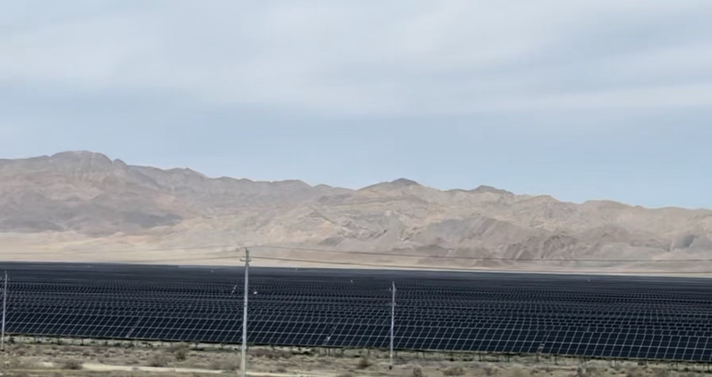 新疆某處戈壁灘上的光伏矩陣。人民網(wǎng) 焦磊攝