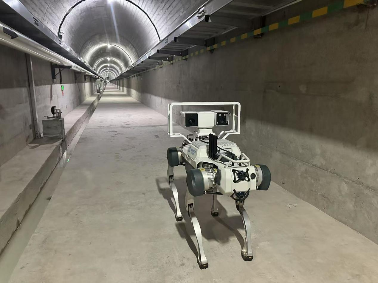 機(jī)器人正在對(duì)大壩廊道進(jìn)行巡檢，重點(diǎn)監(jiān)測裂縫，滲水點(diǎn)，積水等。水利部供圖