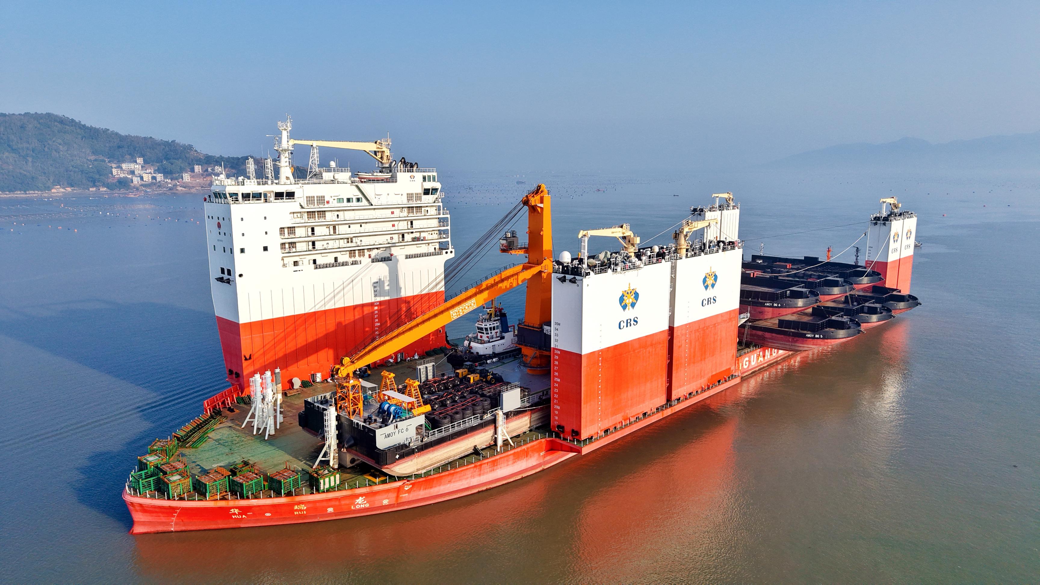 全球第三大半潛船“華瑞龍”裝載13艘船舶前往幾內(nèi)亞。受訪方供圖