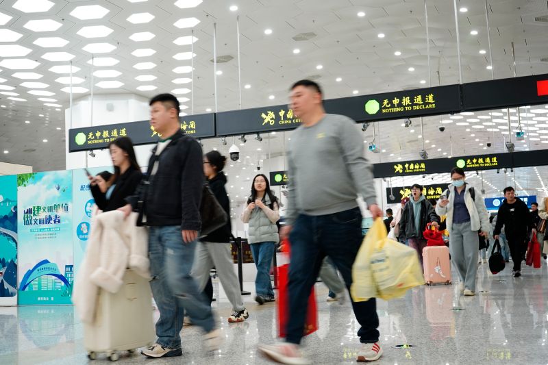 旅客經(jīng)橫琴口岸進境旅檢大廳便捷通關(guān)。楊婧攝