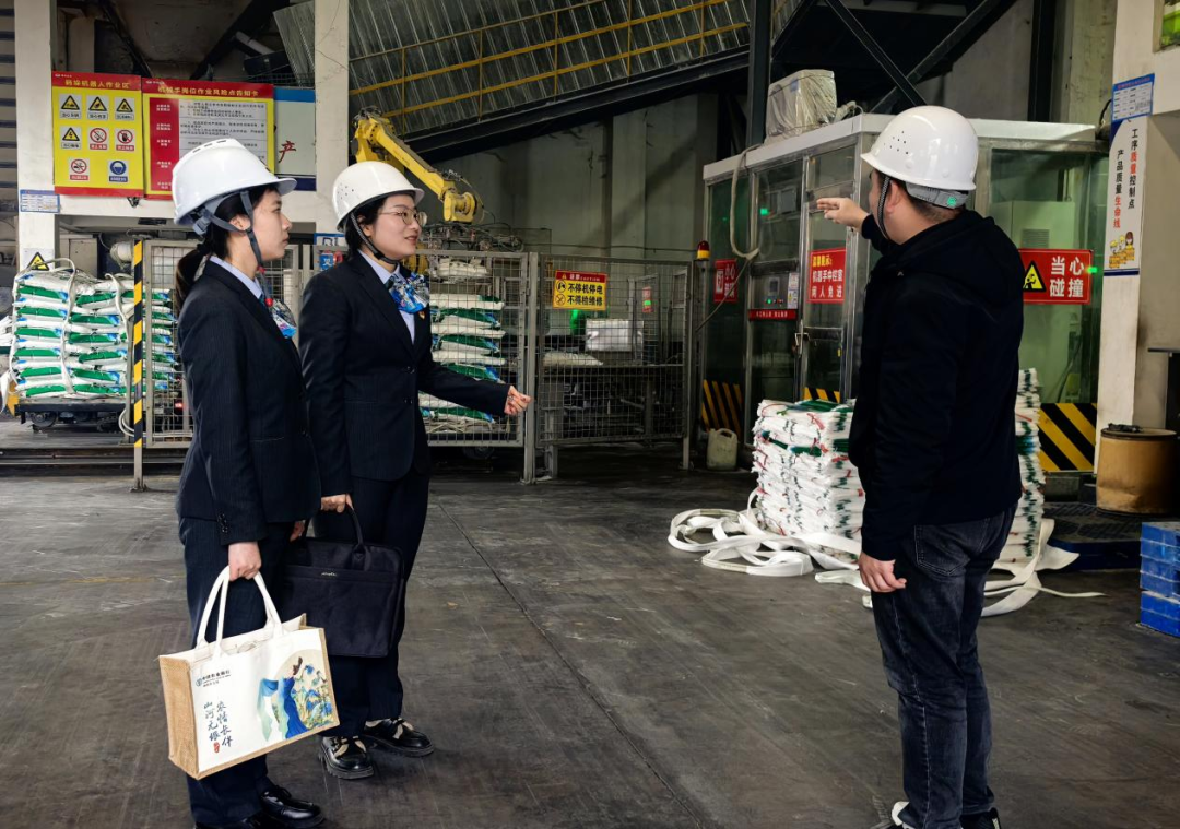 當(dāng)?shù)劂y行工作人員走訪調(diào)研化肥企業(yè)。受訪者供圖