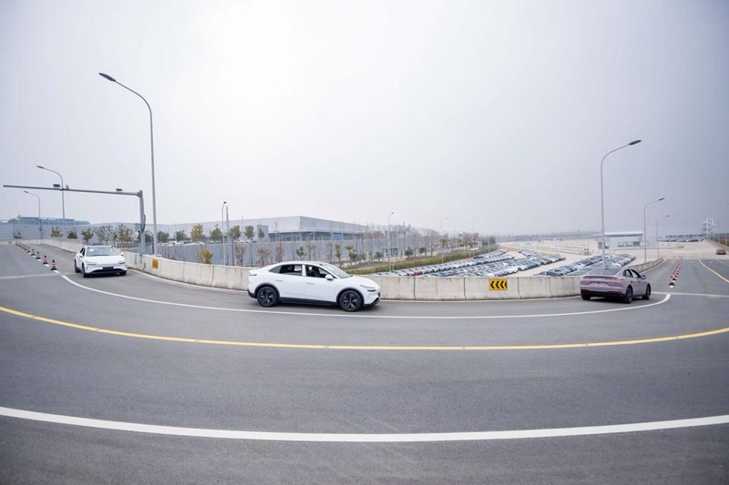 蔚來第二工廠里正在無人駕駛下線的新車。受訪方供圖