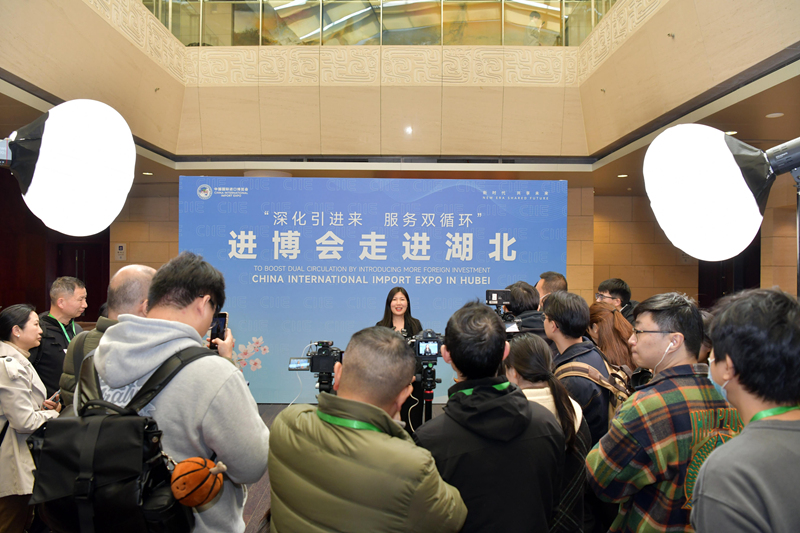 與會(huì)嘉賓接受媒體采訪。人民網(wǎng)記者 任峰濤攝