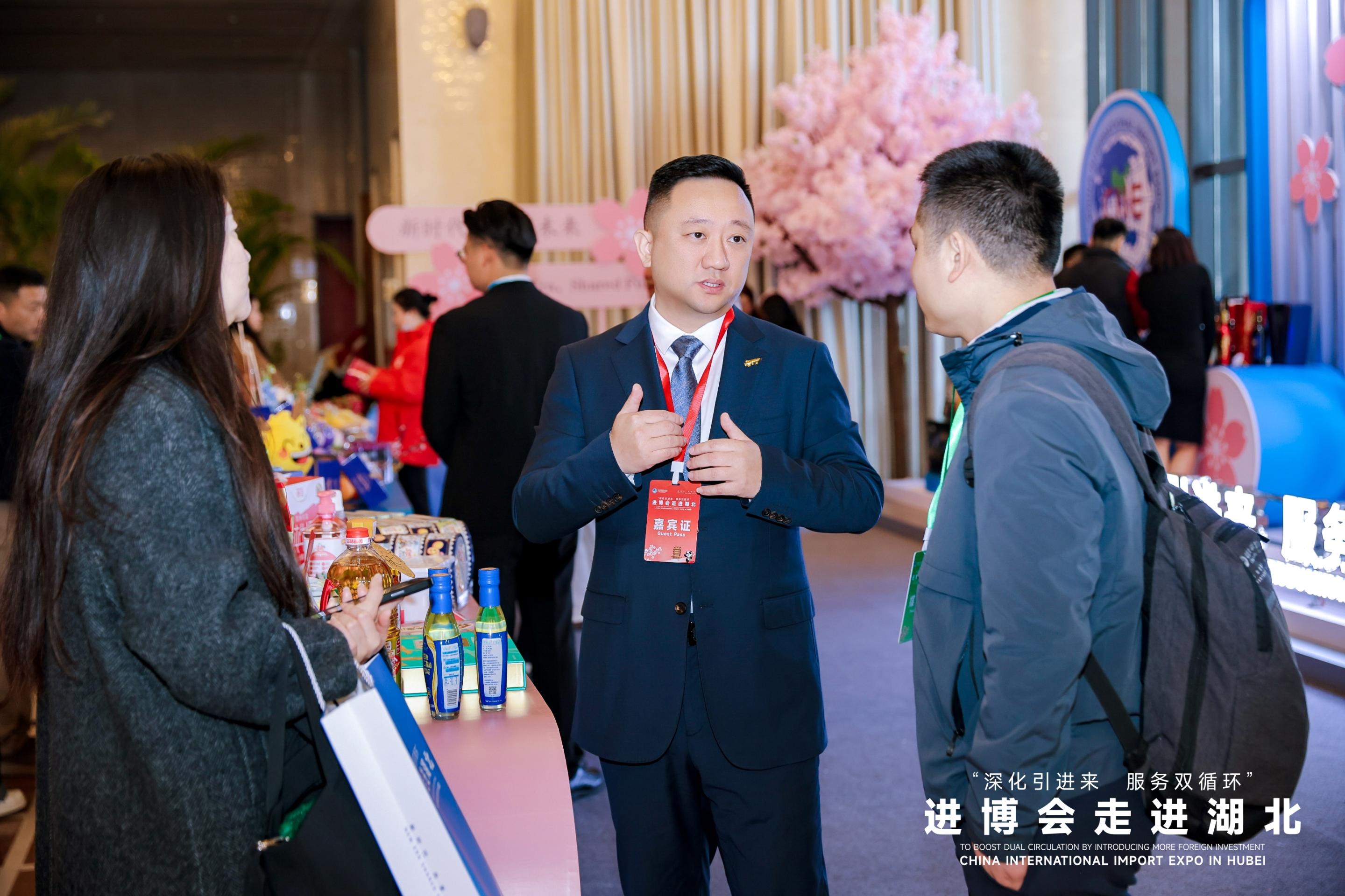 與會(huì)嘉賓在展臺(tái)交流。人民網(wǎng)記者 任峰濤攝