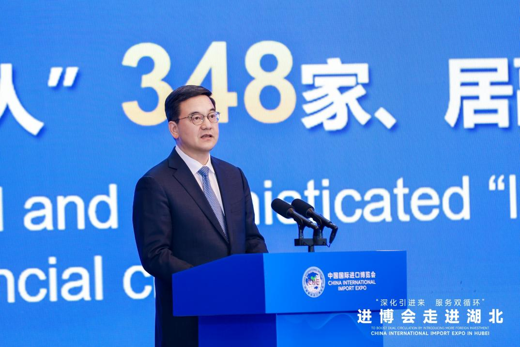 武漢市委副書記、市長盛閱春作武漢市產(chǎn)業(yè)發(fā)展情況推介。人民網(wǎng)記者 任峰濤攝