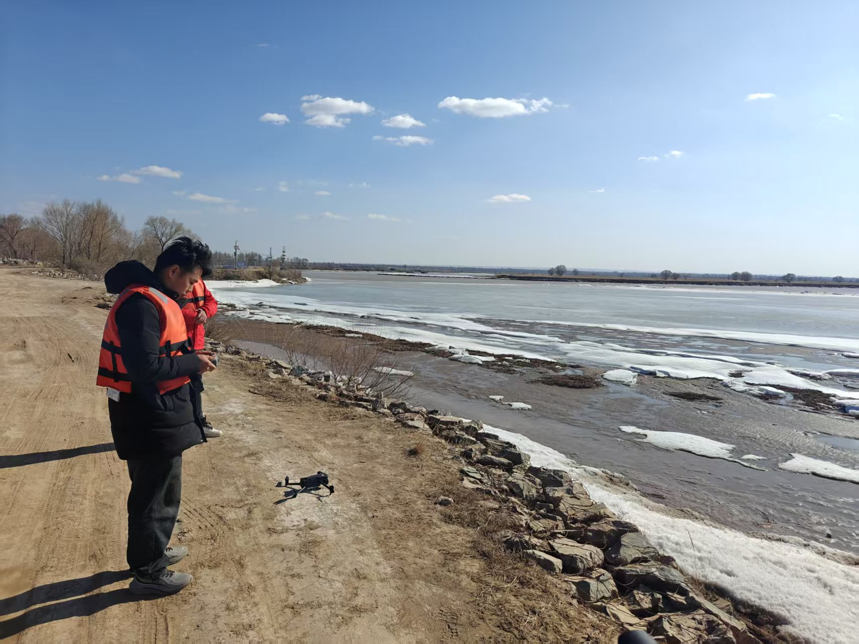 頭道拐水文站工作人員開(kāi)展無(wú)人機(jī)巡測(cè)