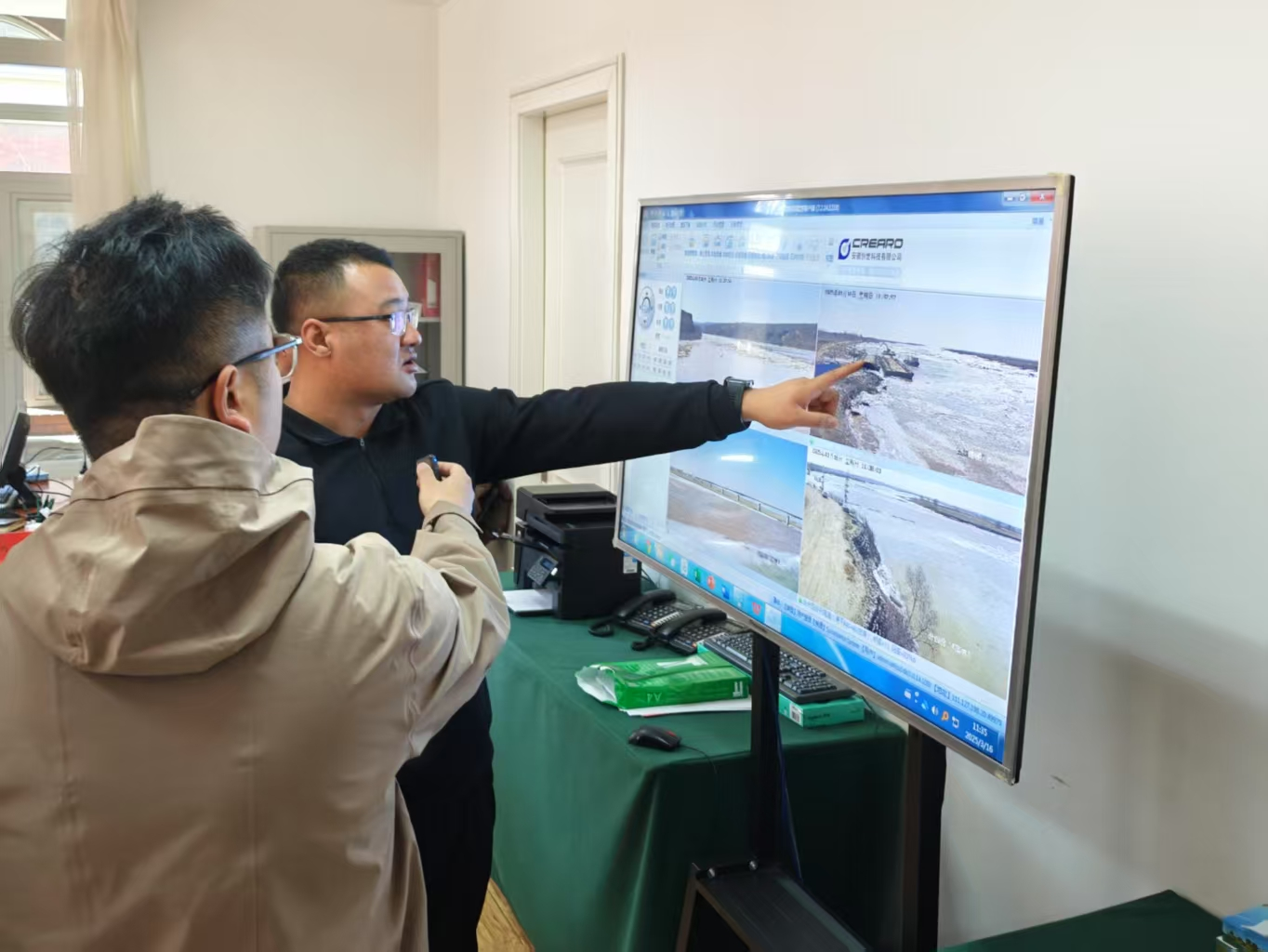 內(nèi)蒙古自治區(qū)水利廳工作人員介紹網(wǎng)絡(luò)視頻監(jiān)控系統(tǒng)。水利部供圖