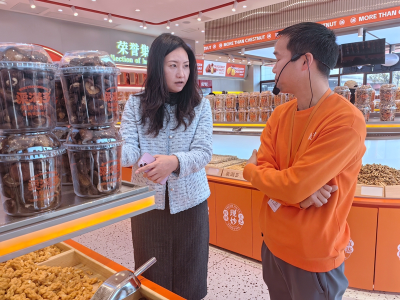 客商仔細(xì)詢問產(chǎn)品價(jià)格。張蕊涵攝