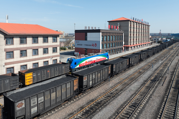 車站調(diào)度人員通過(guò)智能調(diào)車系統(tǒng)控制雙源制機(jī)車推動(dòng)裝煤列車精準(zhǔn)?？?。受訪者供圖