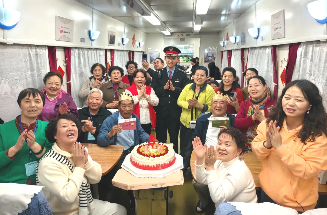 3月16日，在Y473次列車(chē)上，一場(chǎng)特別的生日會(huì)在車(chē)廂里溫馨上演。圖片來(lái)源：中國(guó)國(guó)家鐵路集團(tuán)有限公司微信公眾號(hào)