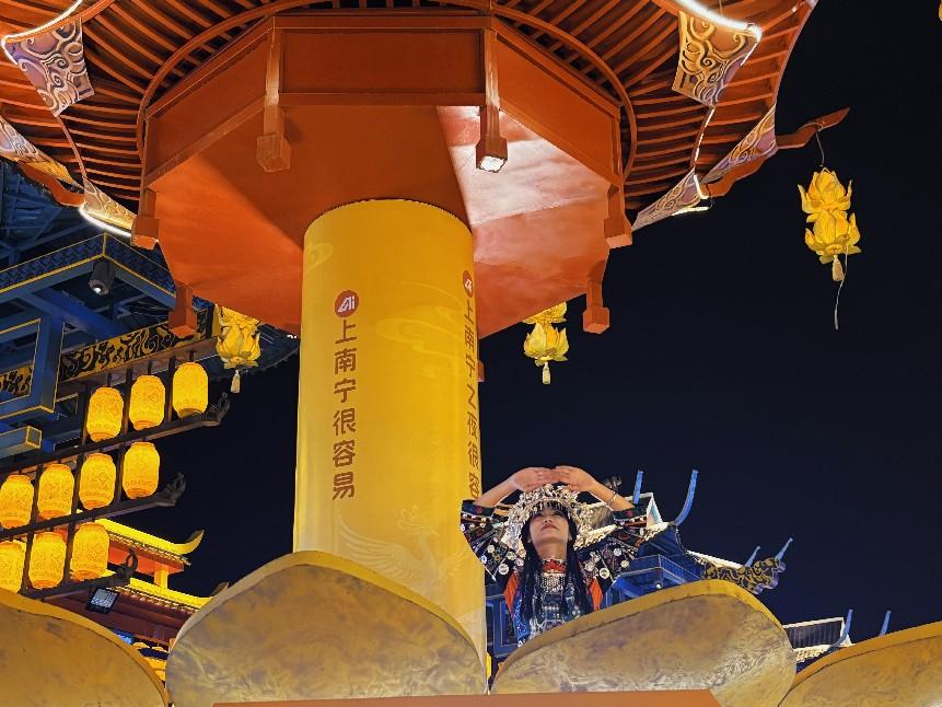 “廣旅·南寧之夜”文旅步行街打造特色沉浸式場景。人民網(wǎng)記者 許維娜攝