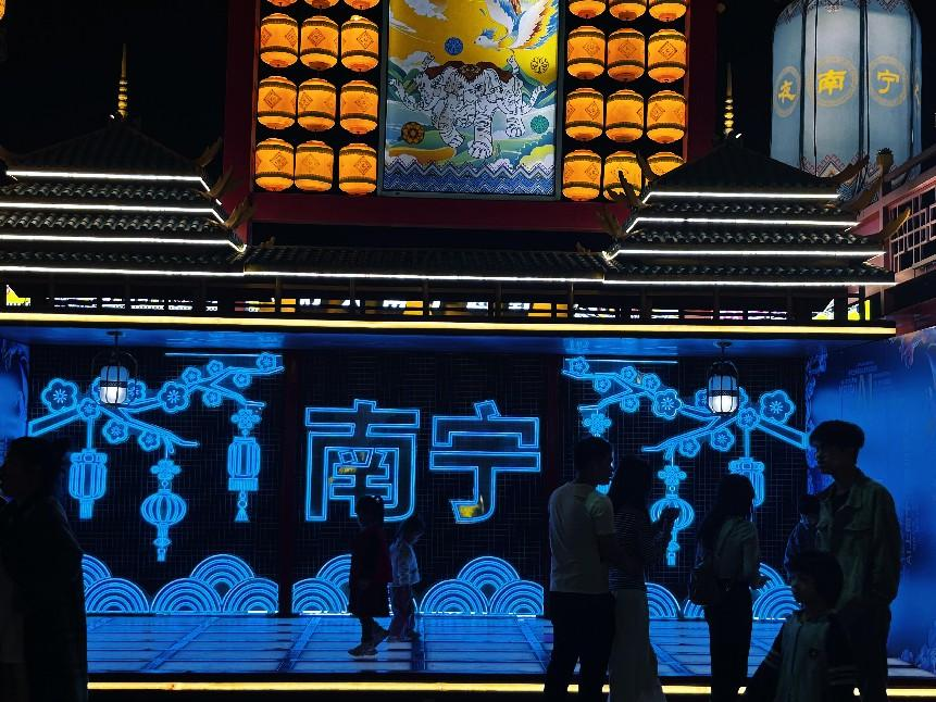 “廣旅·南寧之夜”文旅步行街吸引游客互動體驗。人民網(wǎng)記者 許維娜攝