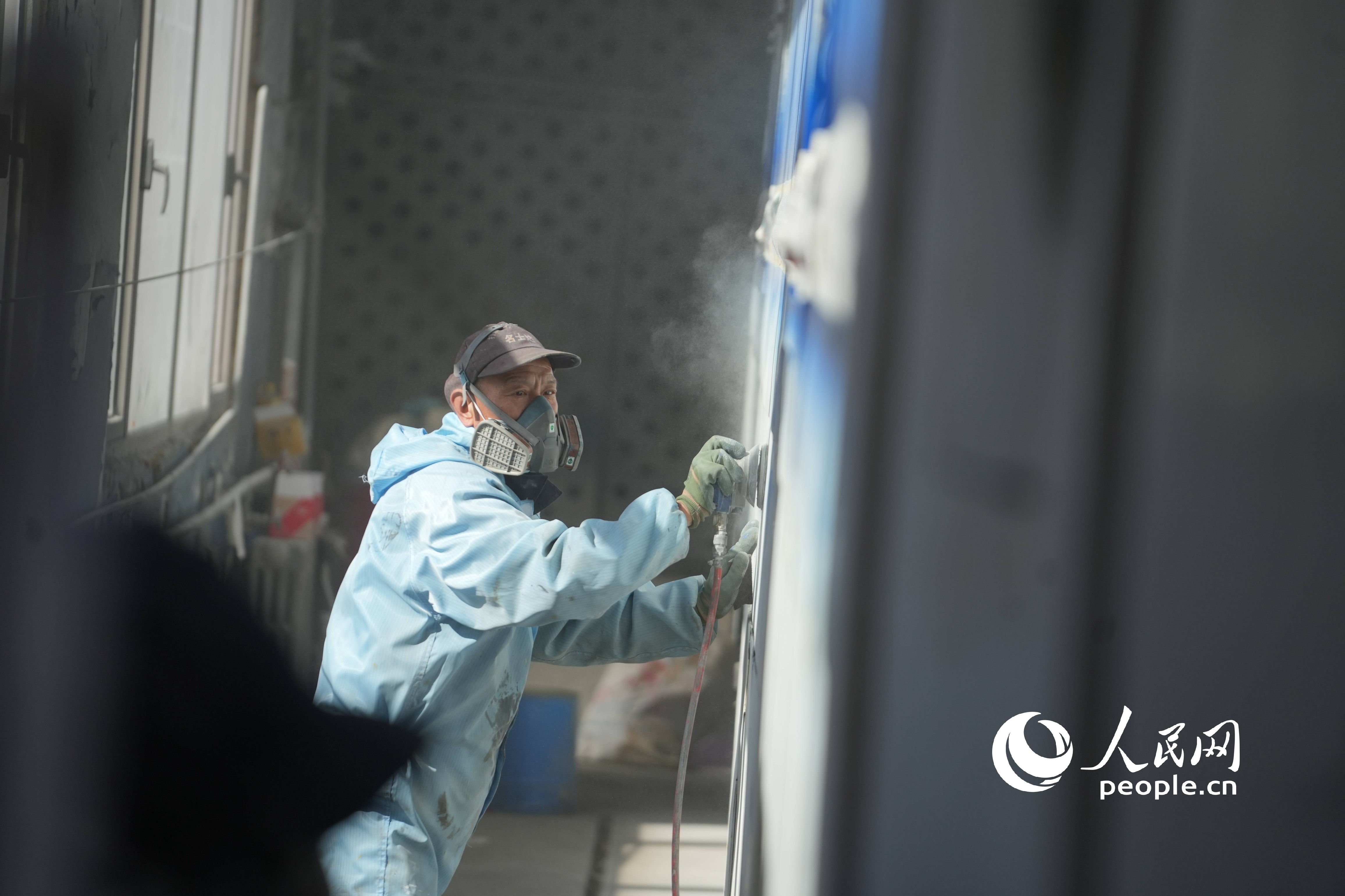 工人正在打磨作業(yè)。人民網(wǎng)記者 王天樂攝
