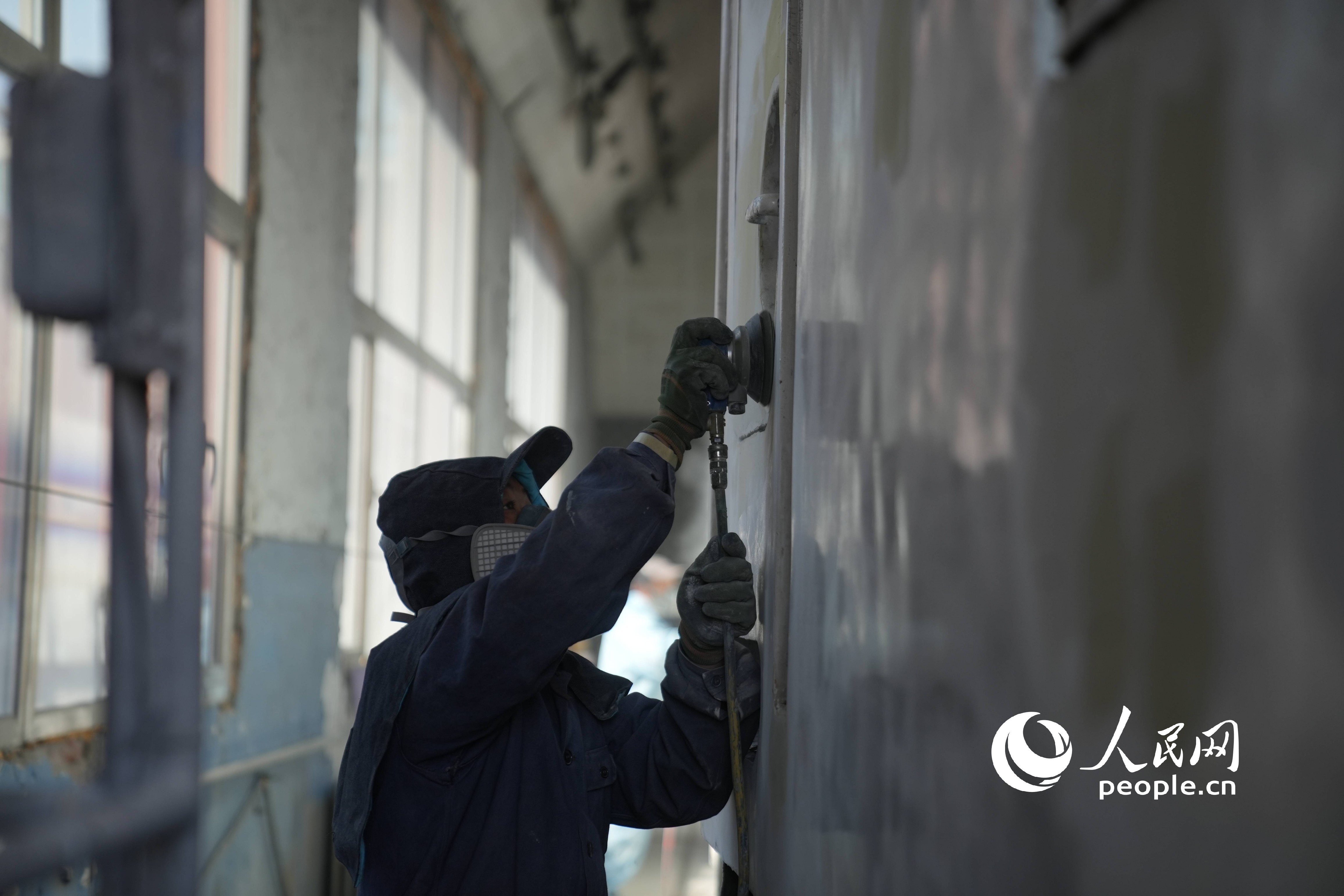 工人正在打磨作業(yè)。 人民網(wǎng)記者 王天樂攝