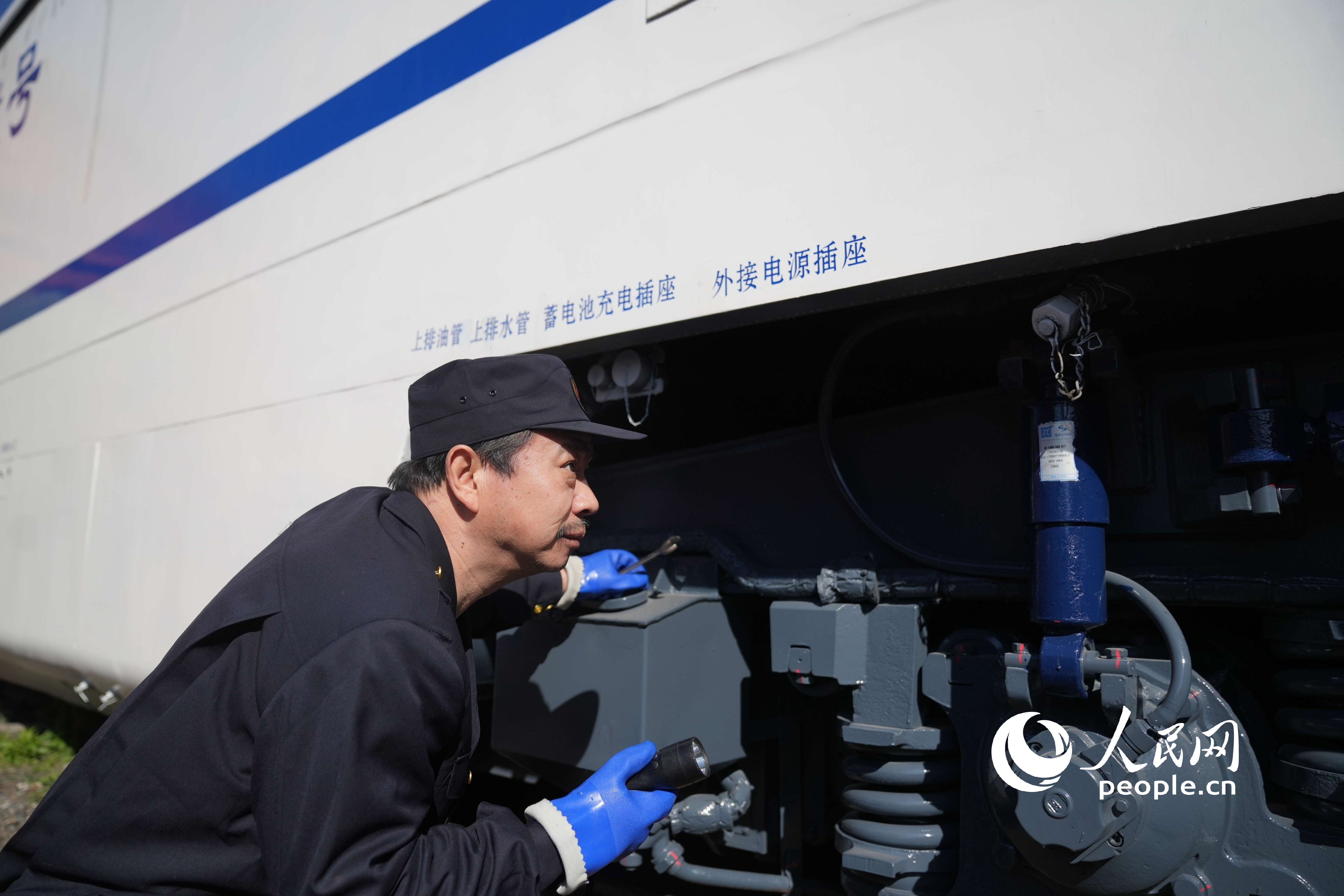 工人正在對列車進行檢查。人民網(wǎng)記者 王天樂攝