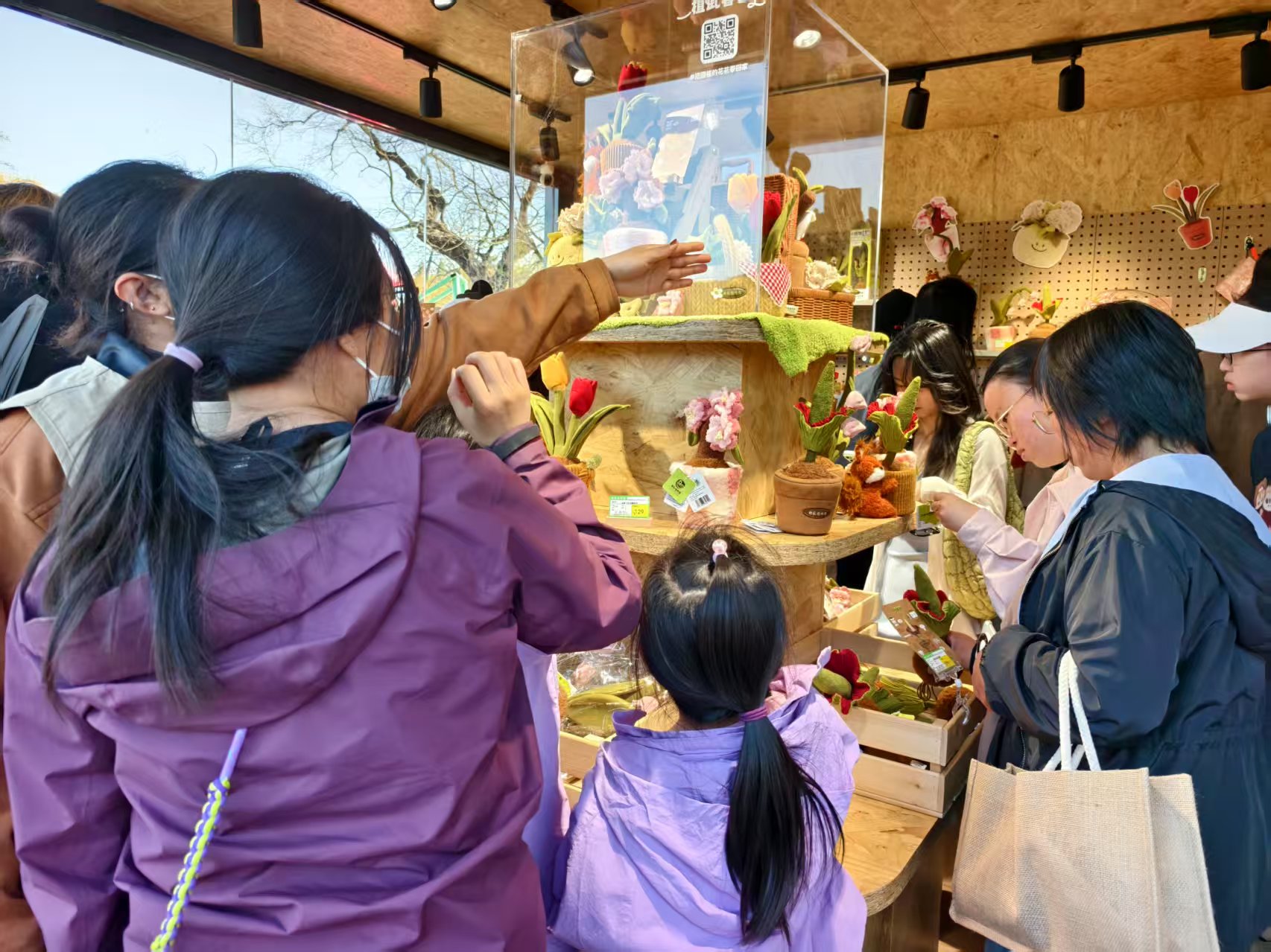 游客在國(guó)家植物園購買植物毛絨玩具。人民網(wǎng)記者 喬業(yè)瓊攝