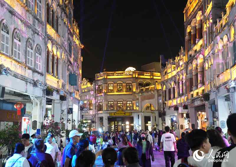 ?？隍T樓老街絡(luò)繹不絕的游客。人民網(wǎng)記者 張力洋攝