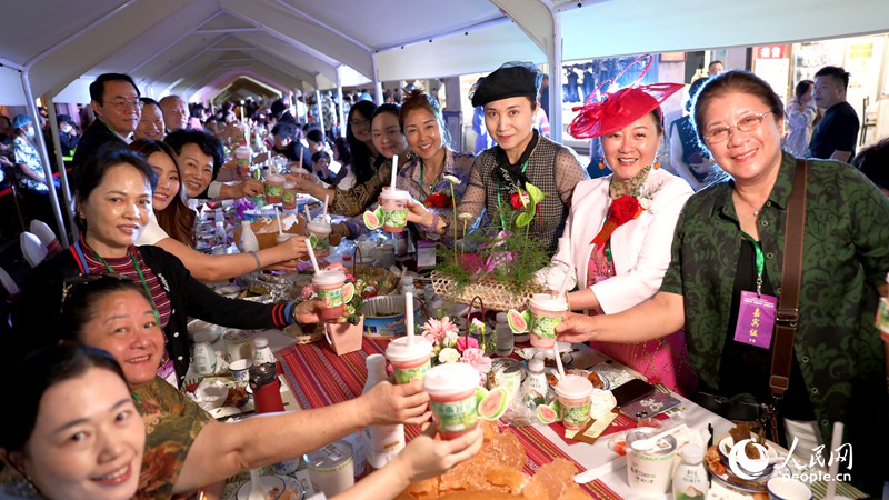 海外華僑在活動現(xiàn)場品嘗“家鄉(xiāng)味”。人民網(wǎng)記者 符武平攝