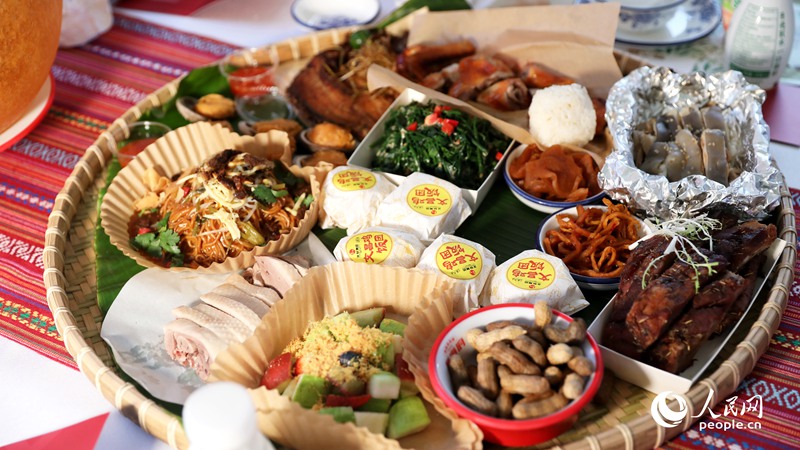 長桌宴上擺滿了海南特色佳肴。人民網(wǎng)記者 符武平攝