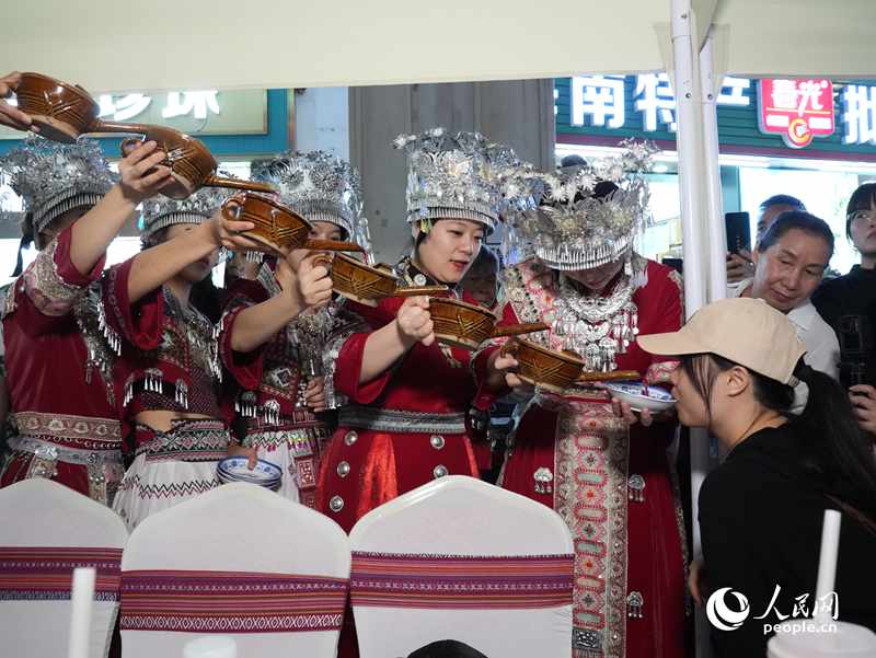 游客體驗(yàn)互動演出《高山流水》。人民網(wǎng)記者 張力洋攝