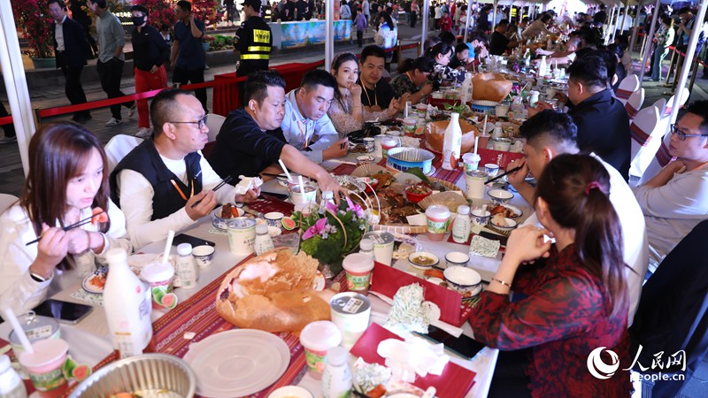 消博會嘉賓沉浸享用長桌宴。人民網(wǎng)記者 符武平攝