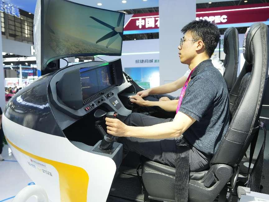 記者體驗(yàn)低空經(jīng)濟(jì)的應(yīng)用消費(fèi)場(chǎng)景。人民網(wǎng)記者 張力洋攝