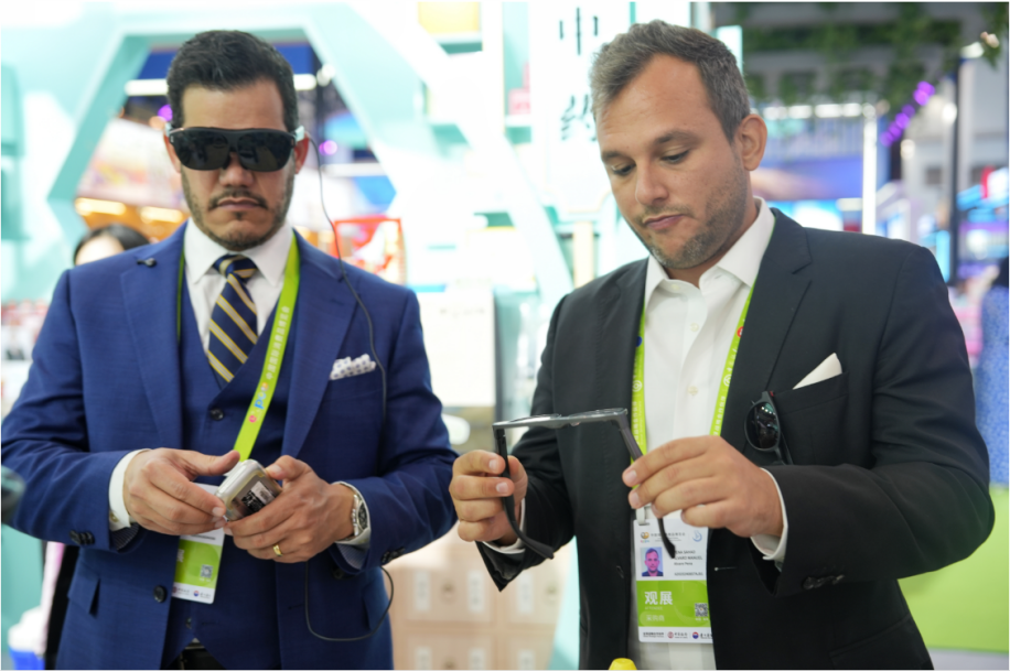 觀展嘉賓體驗(yàn)科技消費(fèi)新產(chǎn)品。中國(guó)國(guó)際消費(fèi)品博覽會(huì)組委會(huì)網(wǎng)上新聞中心供圖