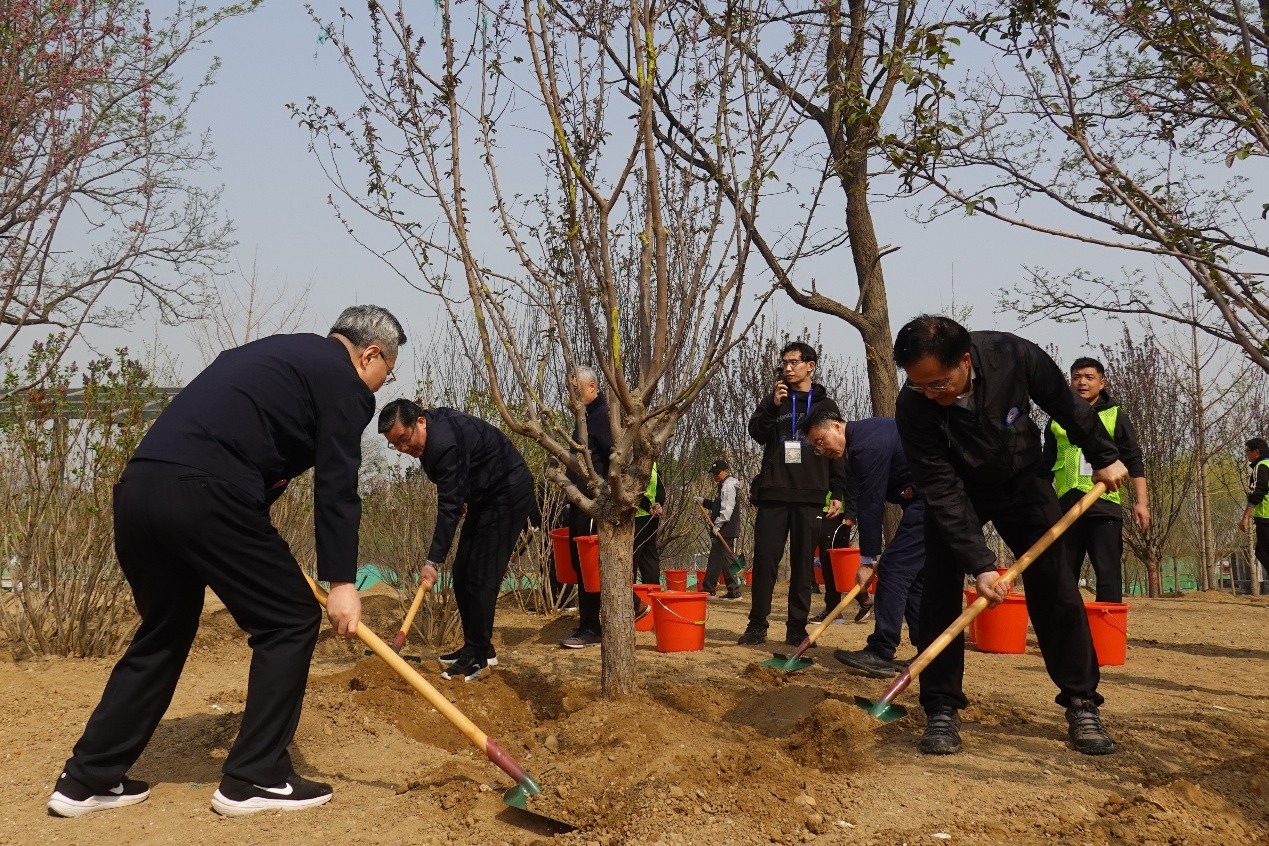 2025年共和國(guó)部長(zhǎng)義務(wù)植樹活動(dòng)現(xiàn)場(chǎng)。人民網(wǎng) 唐佳攝