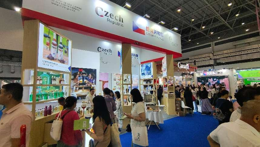 71個國家和地區(qū)超過4100個品牌參展。人民網(wǎng)記者 許維娜攝