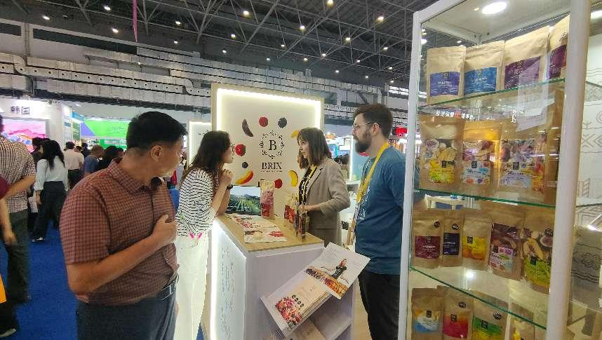 觀展群眾與外商展臺工作人員交流咨詢。人民網(wǎng)記者 許維娜攝