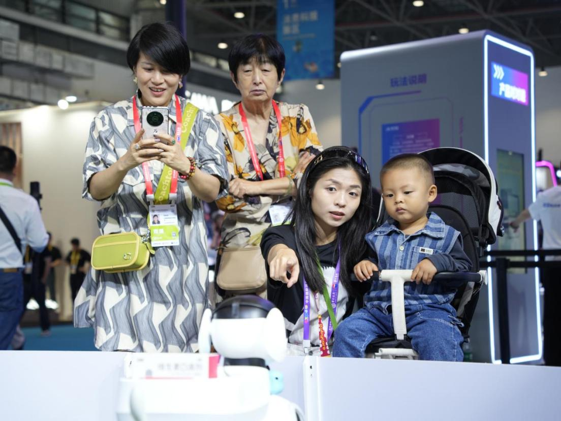 仿生機器人展示靈活動作，引觀眾圍觀拍照。人民網(wǎng)記者 張力洋攝