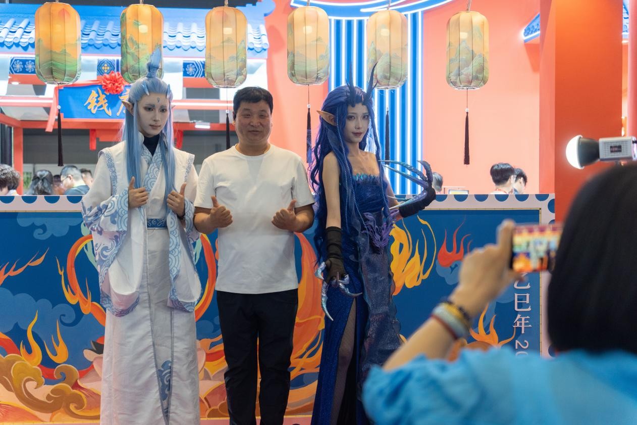 參觀者積極參與國潮動(dòng)漫打卡活動(dòng)。人民網(wǎng)記者 許崢攝