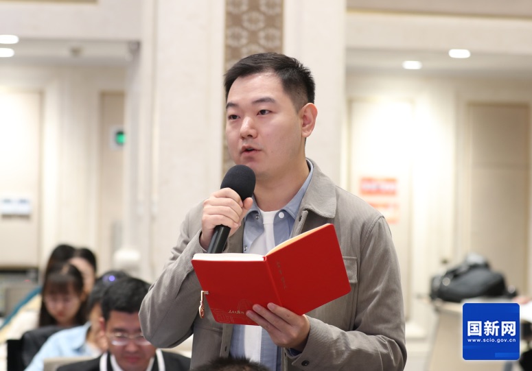 國(guó)新辦發(fā)布會(huì)現(xiàn)場(chǎng)，人民網(wǎng)記者提問(wèn)。劉健 攝