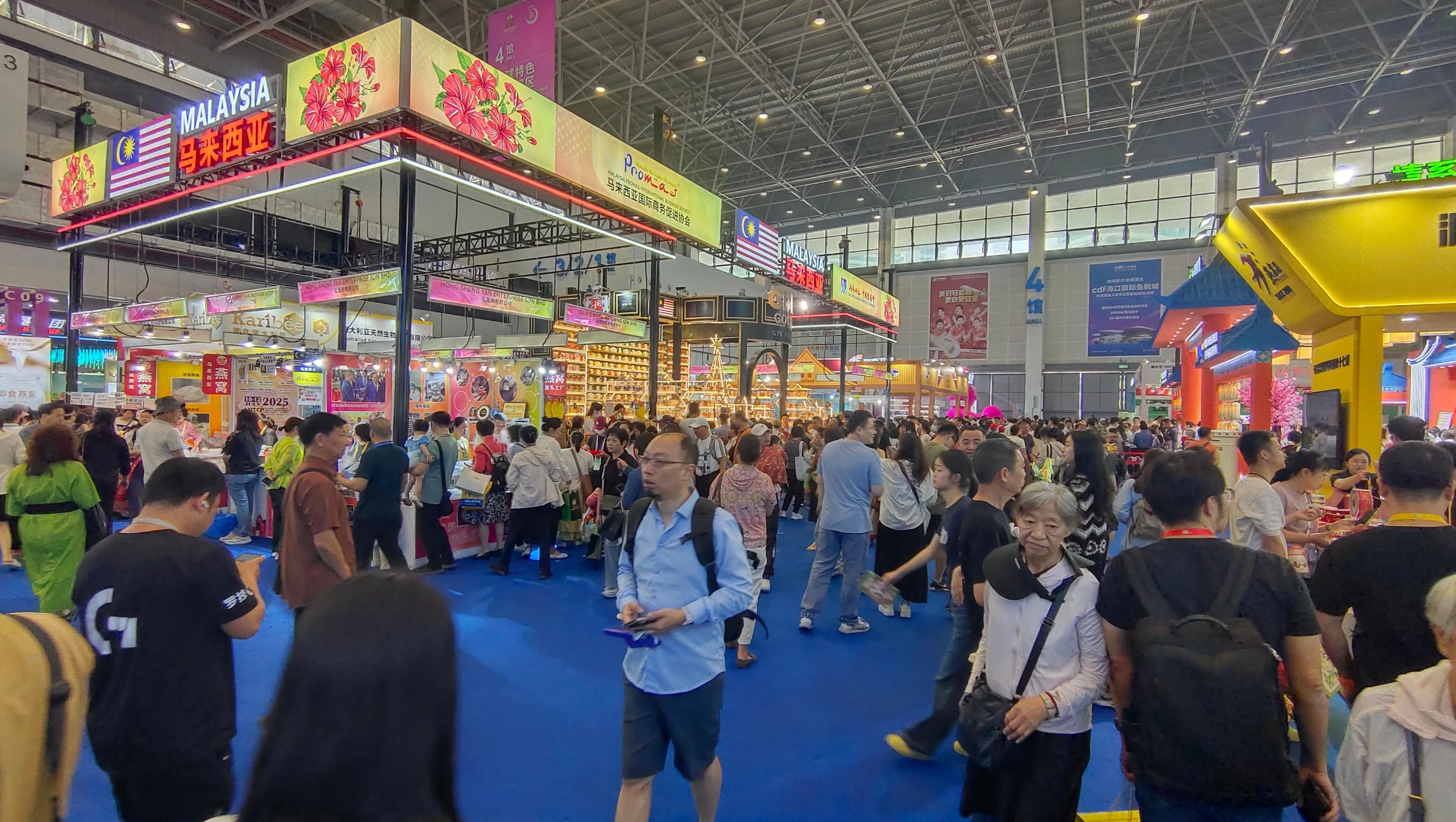 消博會(huì)迎來(lái)公眾開(kāi)放日，眾多市民、客商來(lái)到展館參觀、購(gòu)物。人民網(wǎng)記者 李彤?dāng)z