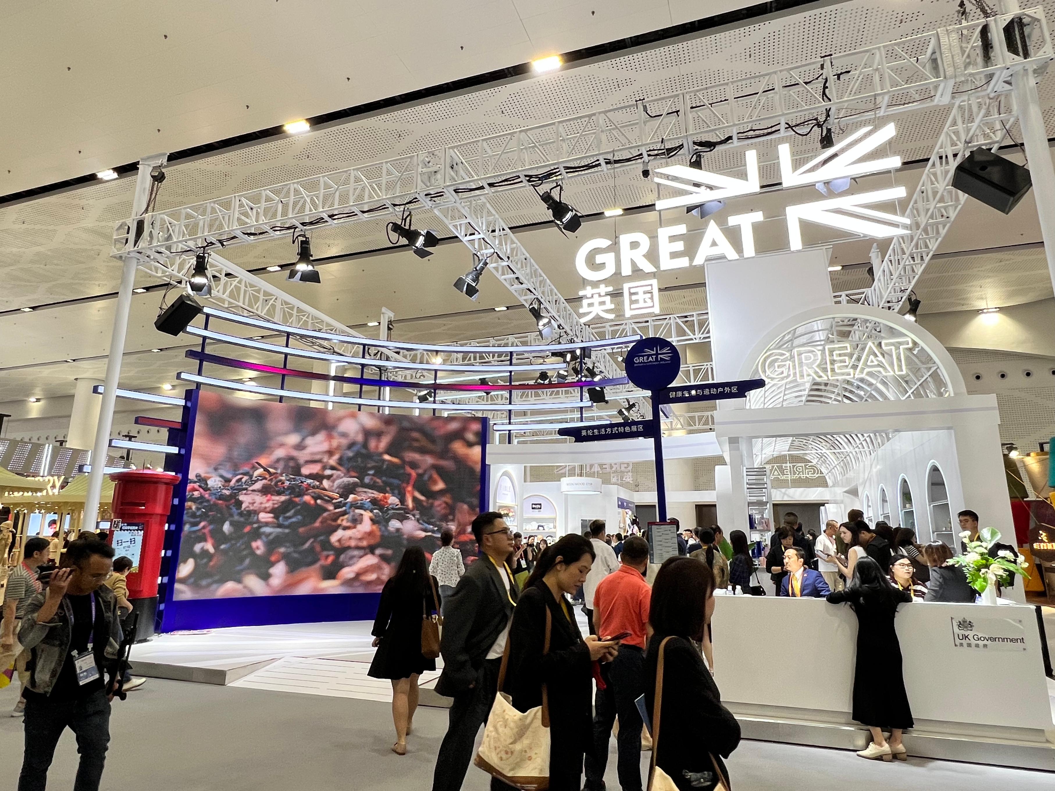 在消博會(huì)上，主賓國(guó)英國(guó)國(guó)家館開(kāi)館。人民網(wǎng)記者 趙瞳攝