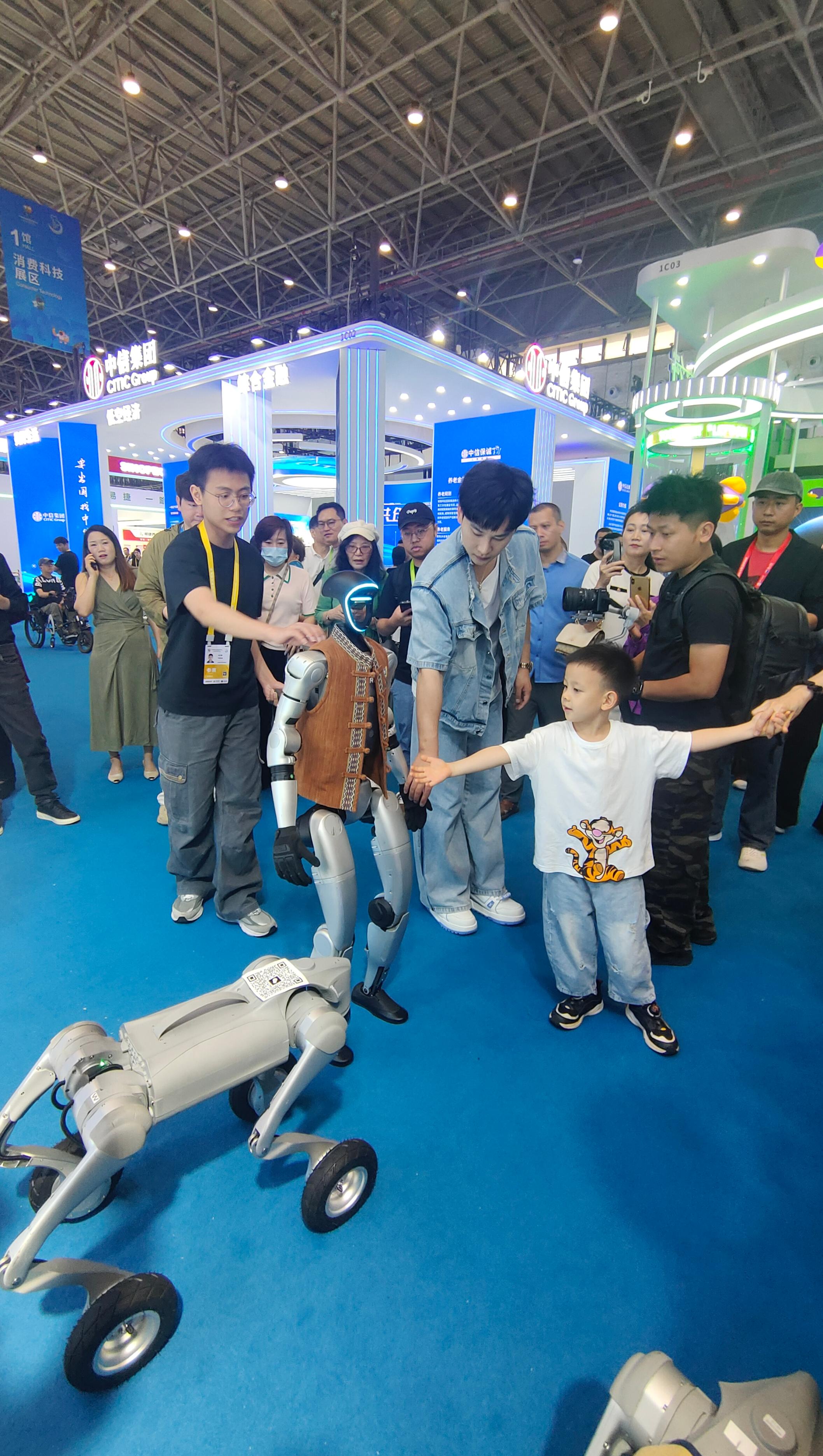 消博會(huì)現(xiàn)場(chǎng)，機(jī)器人等科技消費(fèi)產(chǎn)品吸引觀展者駐足。人民網(wǎng)記者 李彤?dāng)z
