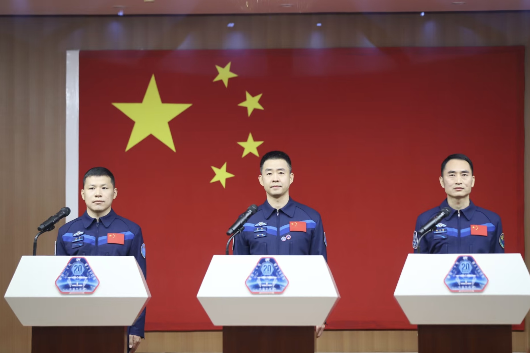 4月23日，神舟二十號航天員乘組在酒泉衛(wèi)星發(fā)射中心問天閣與中外媒體記者集體見面。人民網記者 黃帆攝