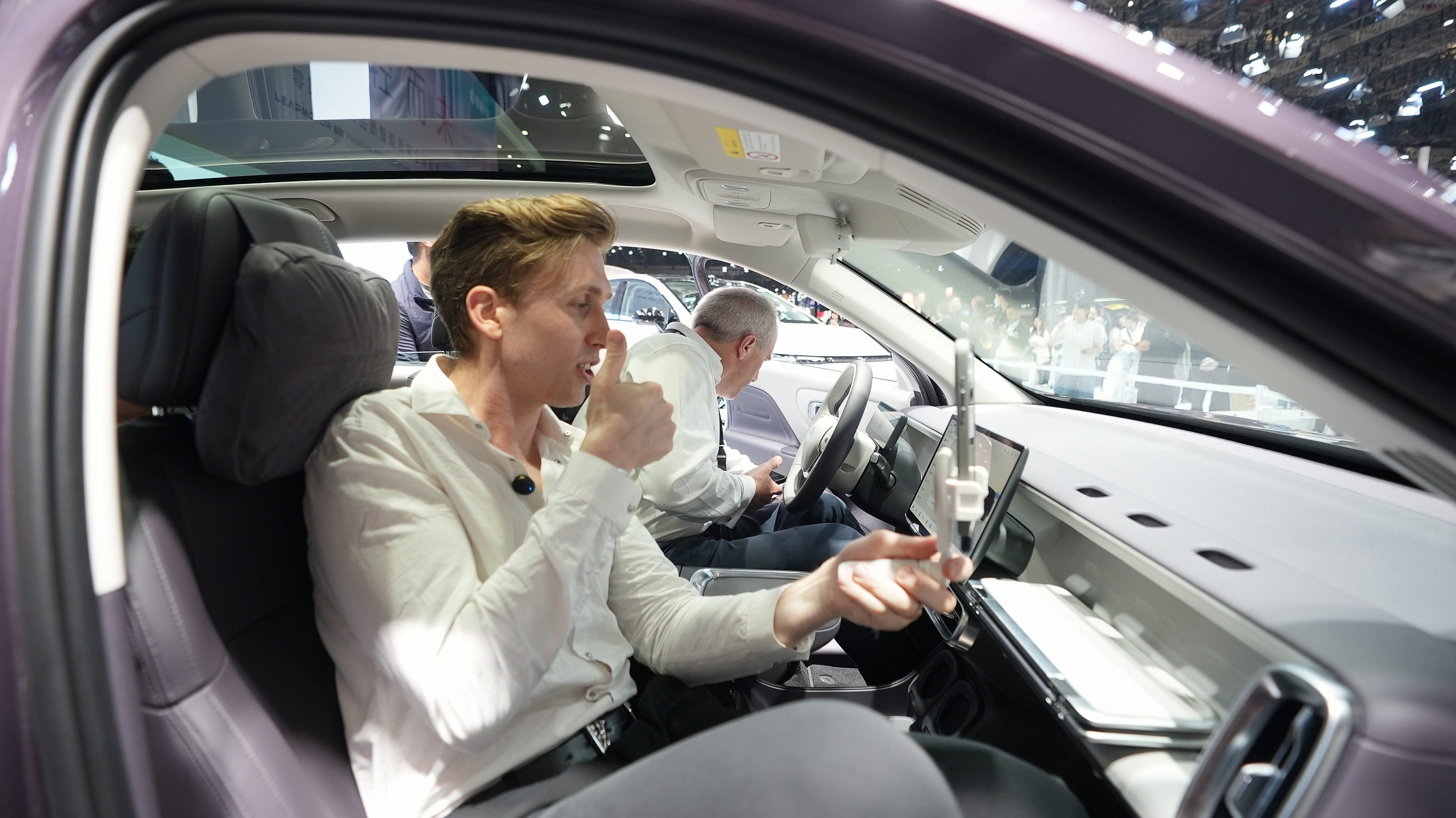 中外媒體和業(yè)內(nèi)代表匯聚上海車展。人民網(wǎng) 王天樂(lè)攝