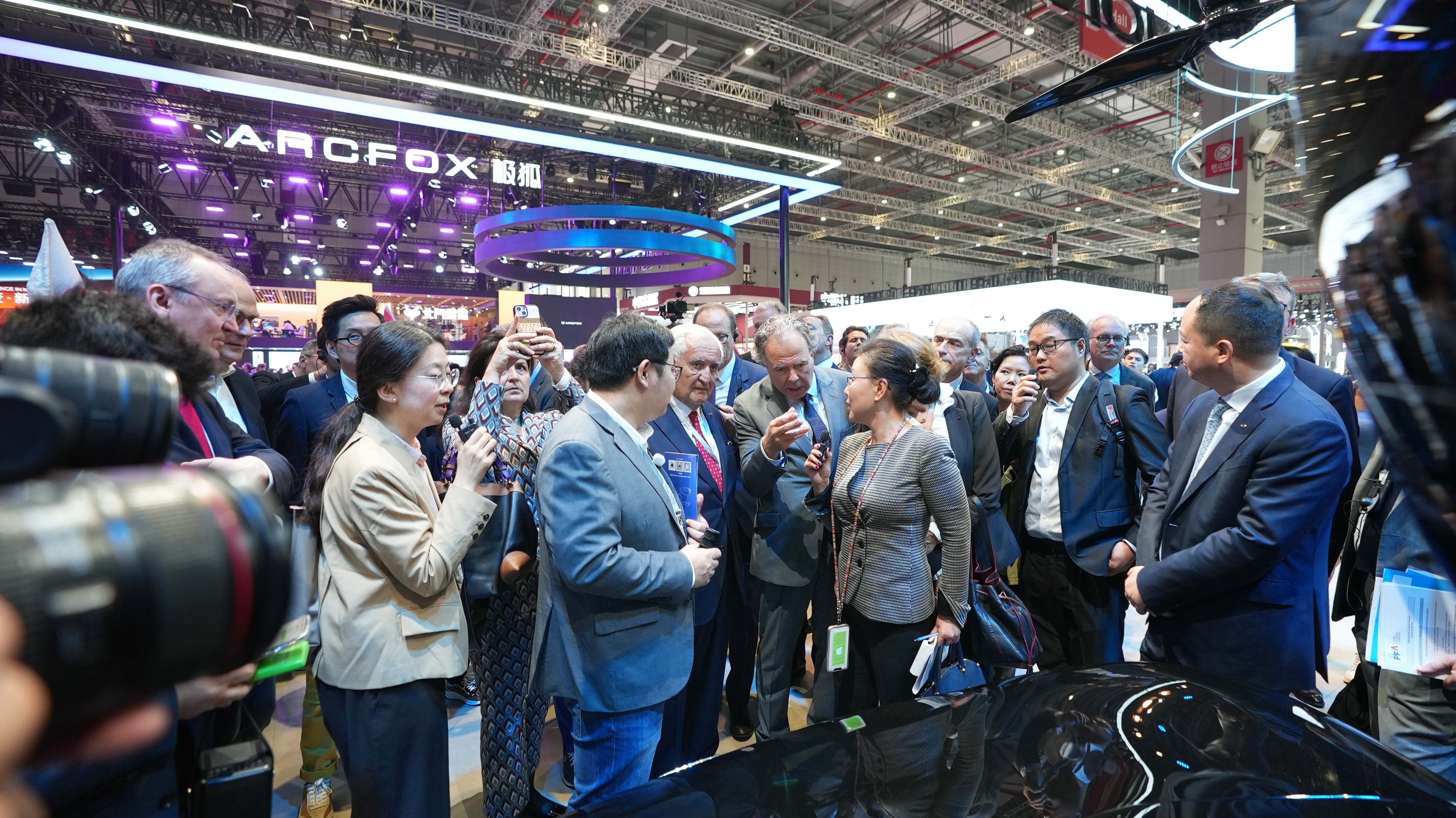 中外媒體和業(yè)內(nèi)代表匯聚上海車(chē)展。人民網(wǎng) 王天樂(lè)攝