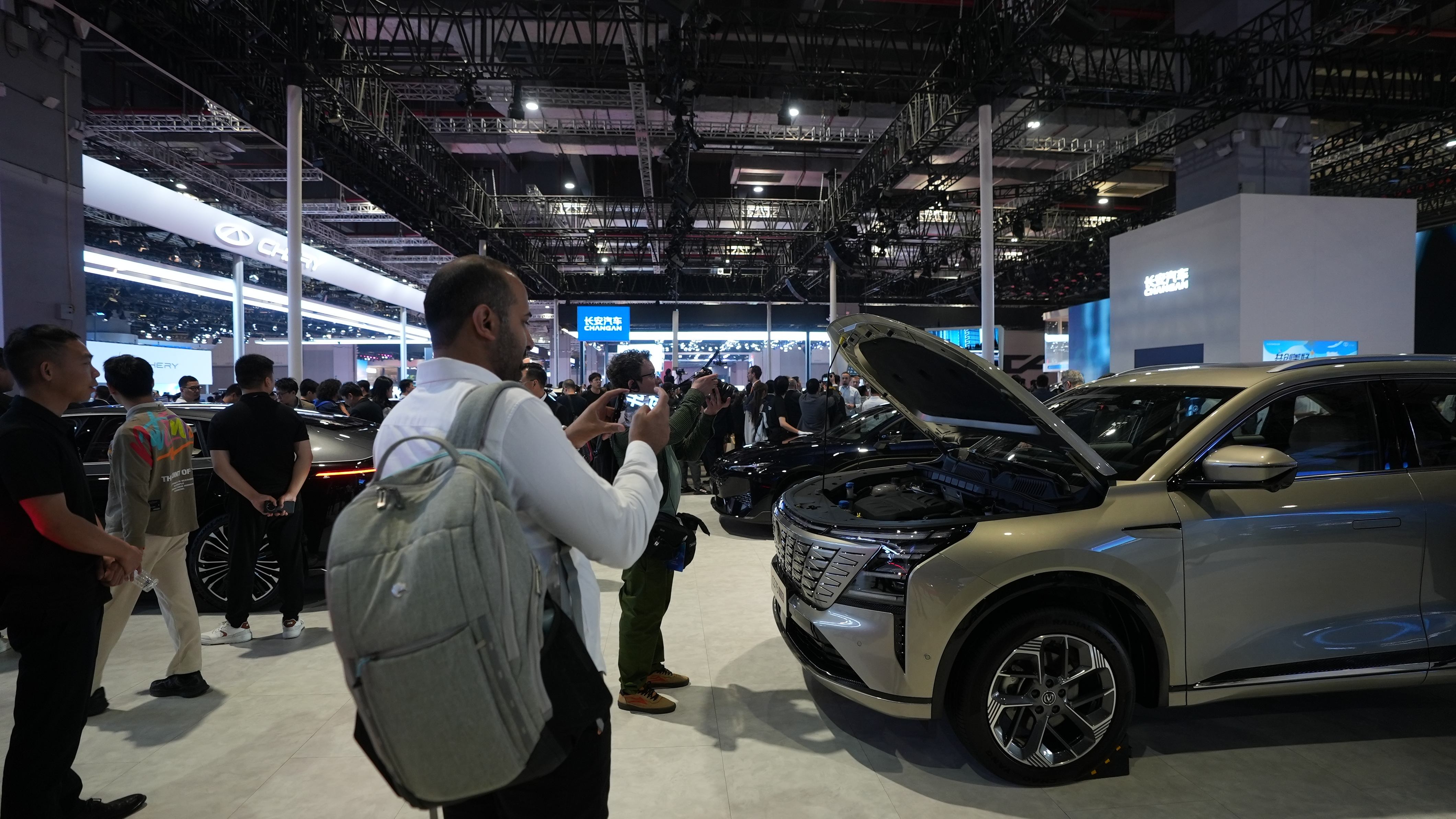 中外媒體和業(yè)內(nèi)代表匯聚上海車展。人民網(wǎng) 王天樂攝