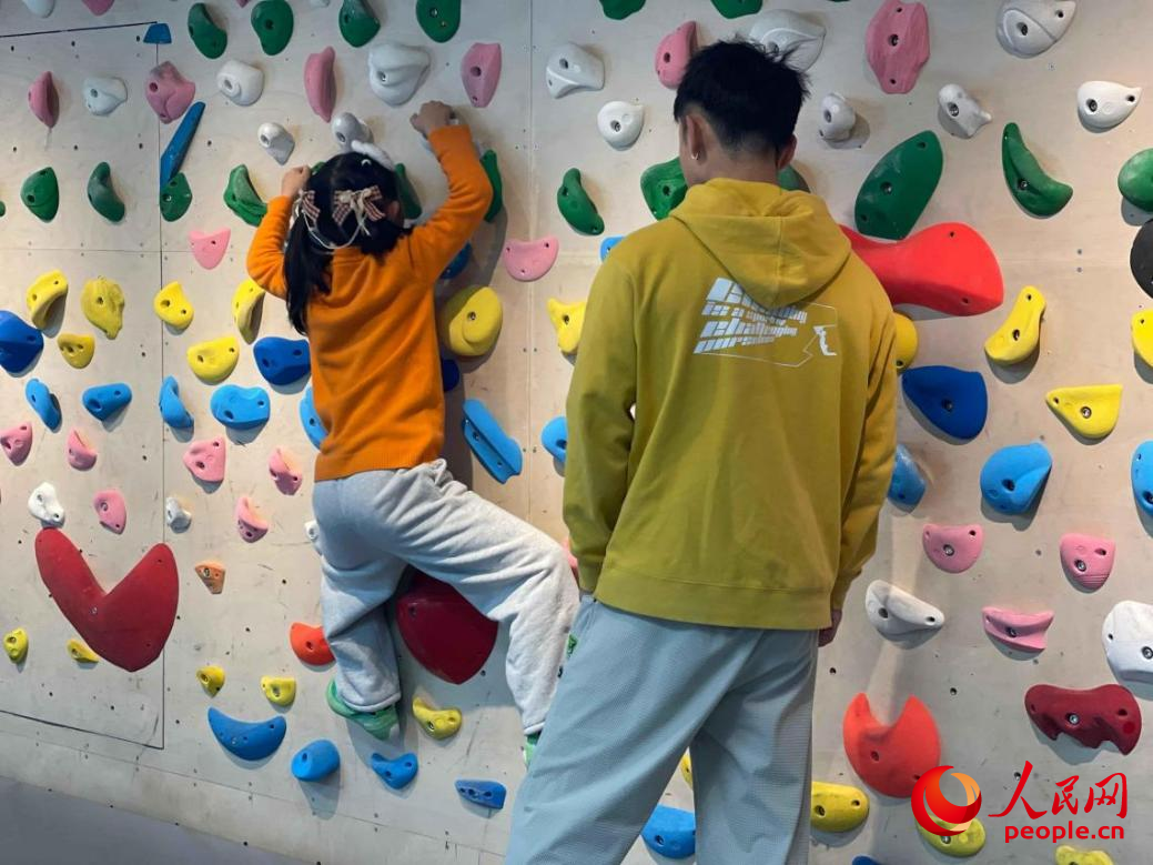 4月13日，在北京市的一家攀巖館內(nèi)，教練正在進(jìn)行攀巖教學(xué)。人民網(wǎng)記者 郝帥攝