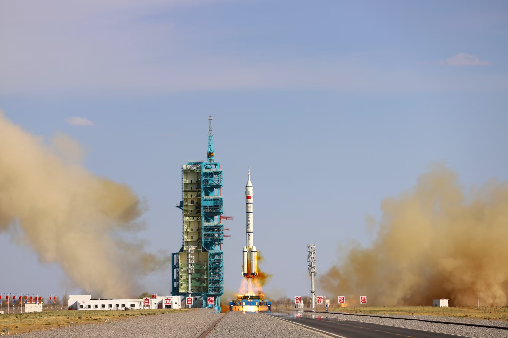 長(zhǎng)征二號(hào)F遙二十運(yùn)載火箭點(diǎn)火發(fā)射。人民網(wǎng)記者 黃帆攝