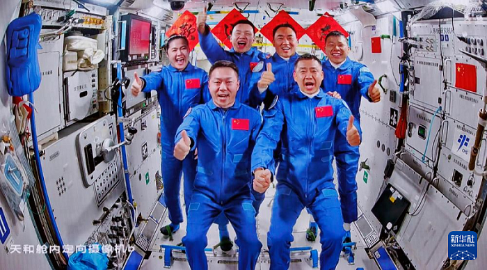 4月25日在北京航天飛行控制中心拍攝的神舟二十號航天員乘組和神舟十九號航天員乘組“全家?！?。新華社記者 金立旺 攝