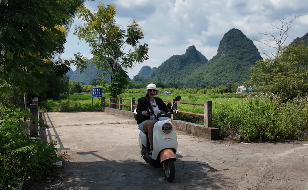 Rita乘坐電動車馳騁在廣西桂林陽朔的山間小徑。受訪者供圖