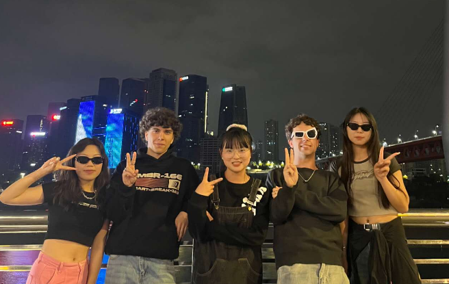 Julio（右二）和朋友們在重慶洪崖洞的合影。受訪者供圖