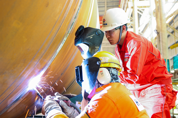 王佳鑫（右）和同事正在進行焊接作業(yè)。受訪者供圖