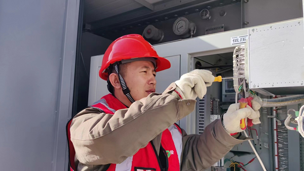 工作中的余建昌。受訪者供圖