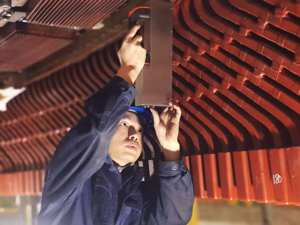 葉祥友在檢修現(xiàn)場使用空氣間隙測量裝置測量檢修數(shù)據(jù)。楊瓊文攝