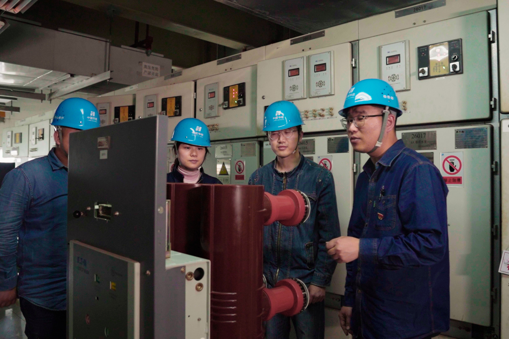 徐東向（右一）向青年講解6千伏開關(guān)二次回路原理。受訪者供圖